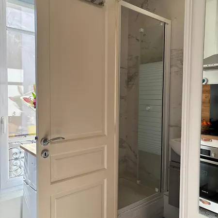 75014, France * 파리